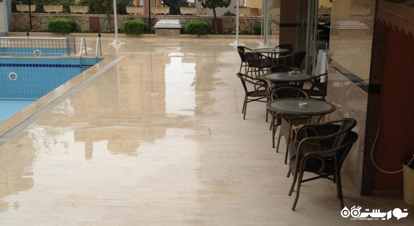 بار کنار استخر روباز